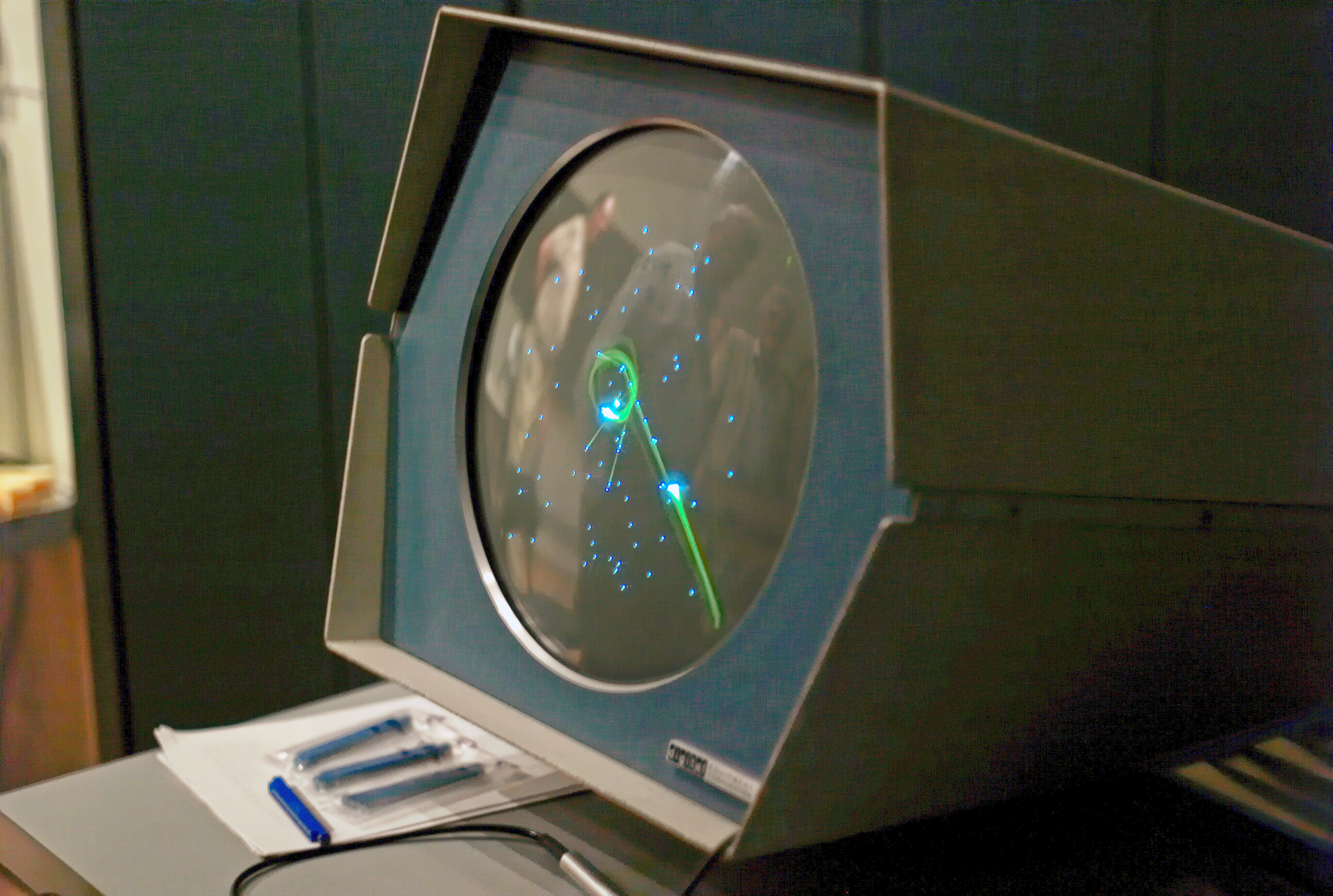 an image of a PDP-1 playing spacewars